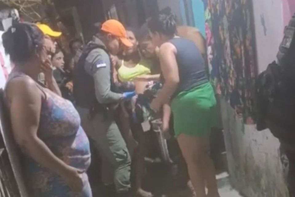 Mãe e bebê foram socorridas por vizinhos e PMs/Reprodução