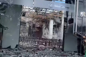 Igreja teve todos os m&oacute;veis destru&iacute;dos