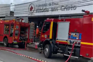 Inc&ecirc;ndio atinge igreja na Avenida Caxang&aacute;, no Recife
