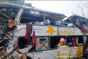 O ve&iacute;culo transportava 47 pessoas e tombou por volta das 4h30 deste domingo (16)
