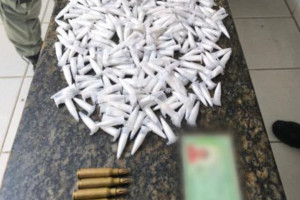 Opera&ccedil;&atilde;o apreendeu muni&ccedil;&otilde;es e drogas no bairro da Mangueira, Zona Norte do Recife