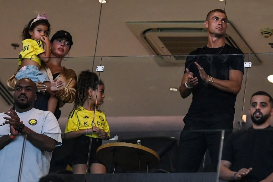 Cristiano Ronaldo acompanhando jogo do Al-Nassr na Arábia Saudita/AFP