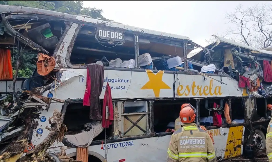 O veículo transportava 47 pessoas e tombou por volta das 4h30 deste domingo (16)/CBMRJ