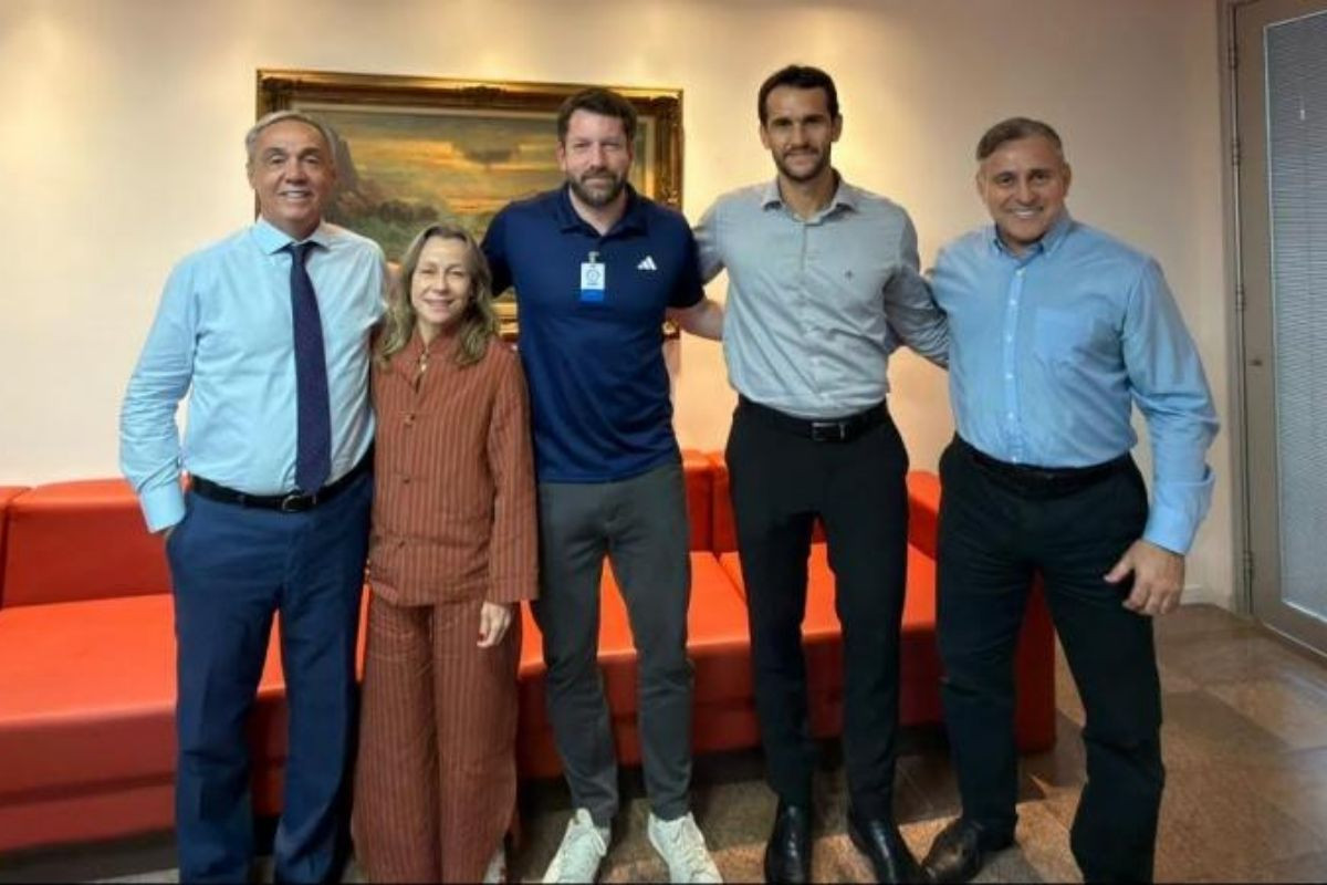 Representantes da FIFA e dirigentes da Federação Pernambucana de Futebol/Divulgação/FPF