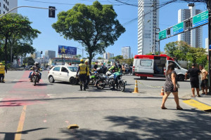 Colis&atilde;o entre moto e carro passeio aconteceu na manh&atilde; desta segunda-feira (17)