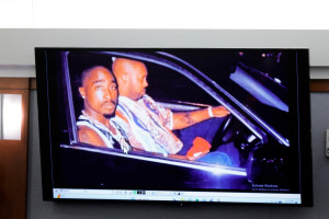 Foto do rapper Tupac Shakur (&agrave; esquerda) e Marion "Suge" Knight, de 1996, &eacute; exibida durante julgamento de Duane Davis