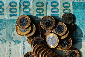 Dinheiro. C&eacute;dulas e moedas brasileiras