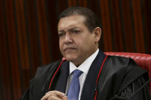 Presidente do TSE planeja fazer um comunicado p&uacute;blico sobre a import&acirc;ncia das urnas