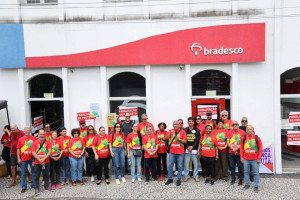 Banc&aacute;rios realizam assembleia nesta segunda-feira (17)