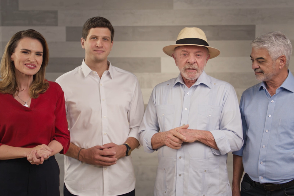 Lula aparece ao lado de Jo&atilde;o Campos (PSB), Mar&iacute;lia Arraes (PDT) e Humberto Costa (PT) em material de campanha./Divulga&ccedil;&atilde;o
