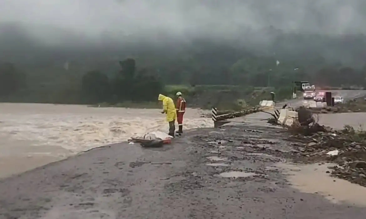 Bombeiros acionados para fazer resgate durante chuvas no Rio Grande do Sul/ALEXANDRE PESSOA/DIVULGAÇÃO