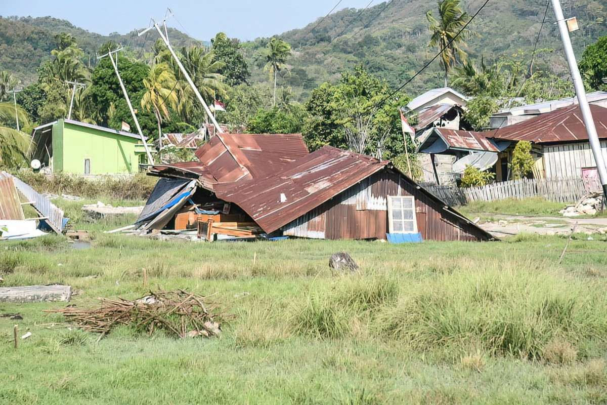 O terremoto de magnitude 7,7, ocorrido na madrugada de 15 de agosto, deixou 54 mortos e mais de 100 feridos/ AFP PHOTO / INDONESIA'S NATIONAL SEARCH AND RESCUE AGENCY