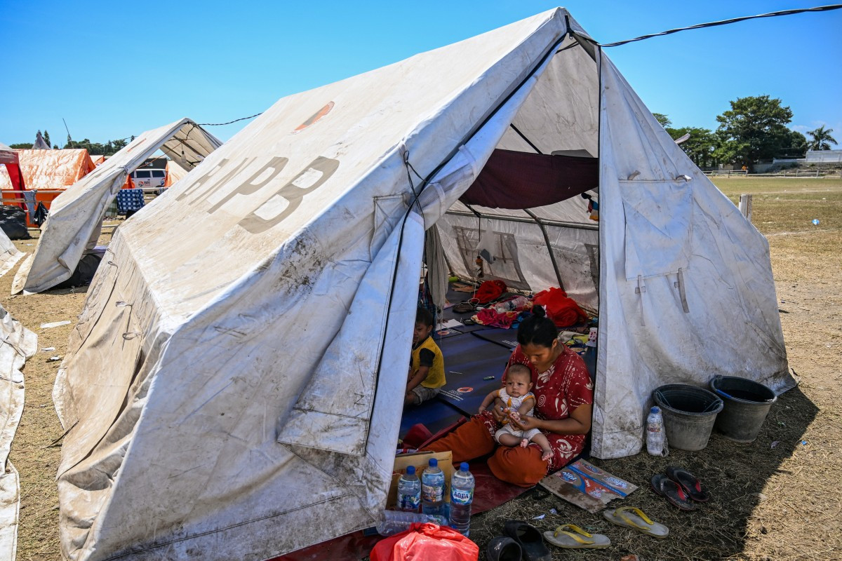Moradores locais abrigam-se em uma barraca após o terremoto em 15 de agosto./JUNI KRISWANTO / AFP
