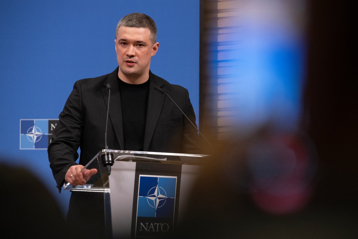 O ministro Mykhailo Fedorov discursa após reunião do Grupo de Contato de Defesa da Ucrânia/John Thys/AFP