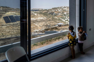 Crian&ccedil;as palestinas em uma das casas palestinas cercadas por colonos israelenses, na Cisjord&acirc;nia