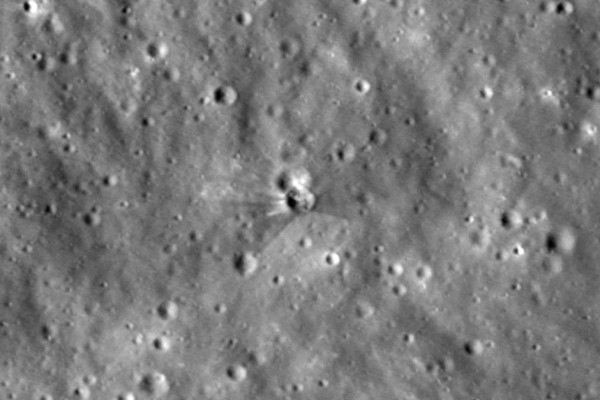Fotografia mostra cratera deixada pelo foguete da SpaceX/NASA GODDARD/MÁQUINAS INTUITIVAS / AFP