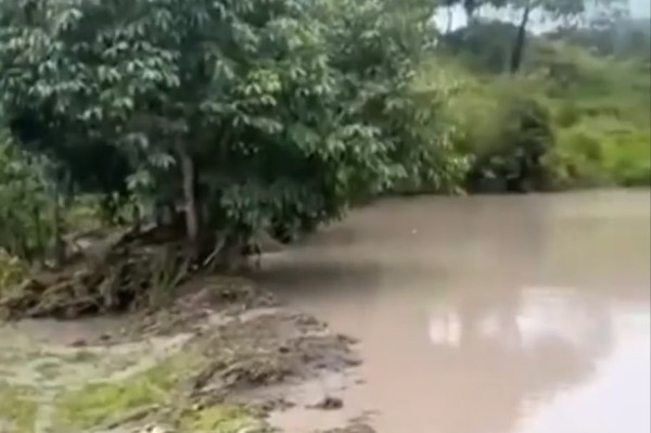 Casa é destruída parcialmente após açude transbordar em Bonito (Foto: Reprodução)