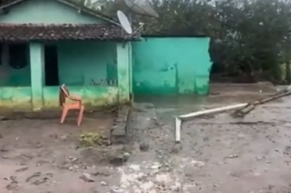 Casa é destruída parcialmente após açude transbordar em Bonito (Foto: Reprodução)