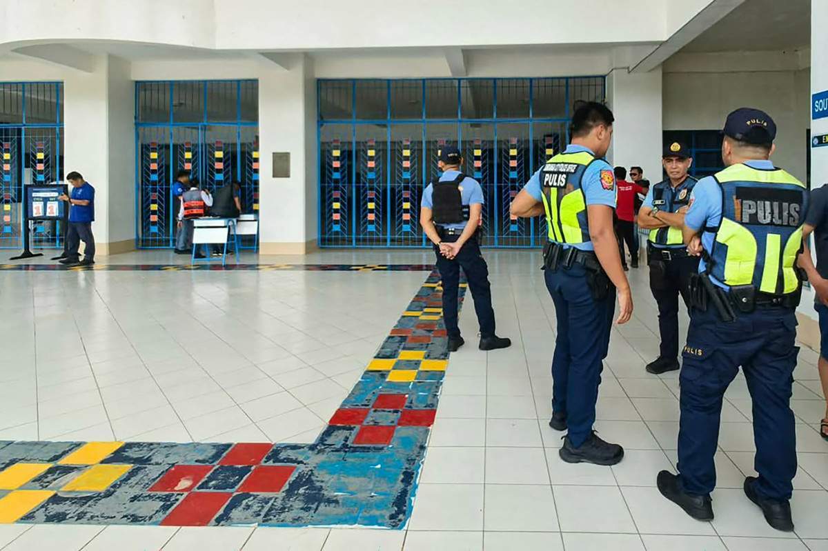 Policiais filipinos reúnem-se em uma escola após um tiroteio em Zamboanga/ROEL PARRENO/AFP