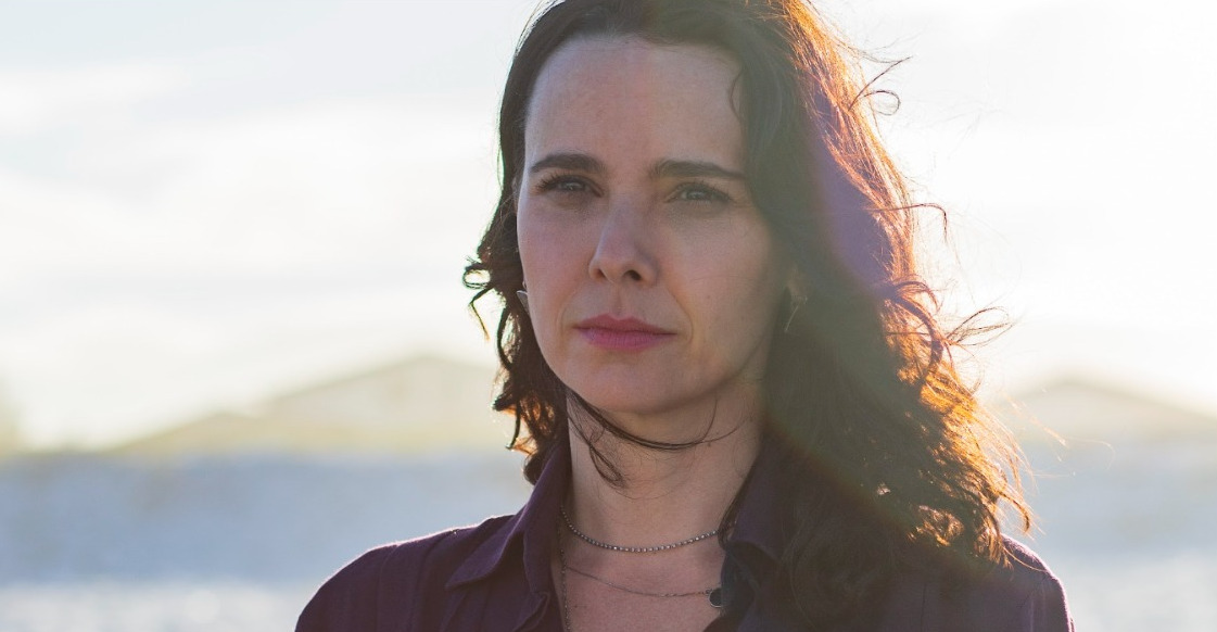 Débora Falabela vive jornalista fictícia encarregada de investigar o caso da morte de Ângela Diniz no filme 'Pele de Rinoceronte', exibido na competição de longas brasileiros de Gramado/Divulgação