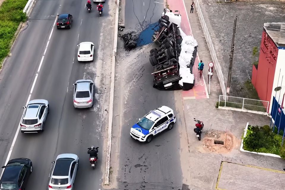 Veículo está tombado na via local da Pan Nordestina, em Olinda /Reprodução/Redes Sociais