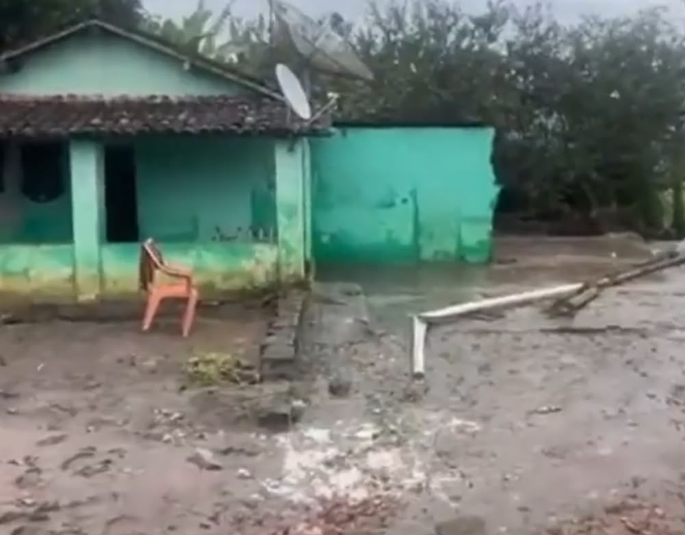 Casa é destruída parcialmente após açude transbordar em Bonito/Foto: Reprodução