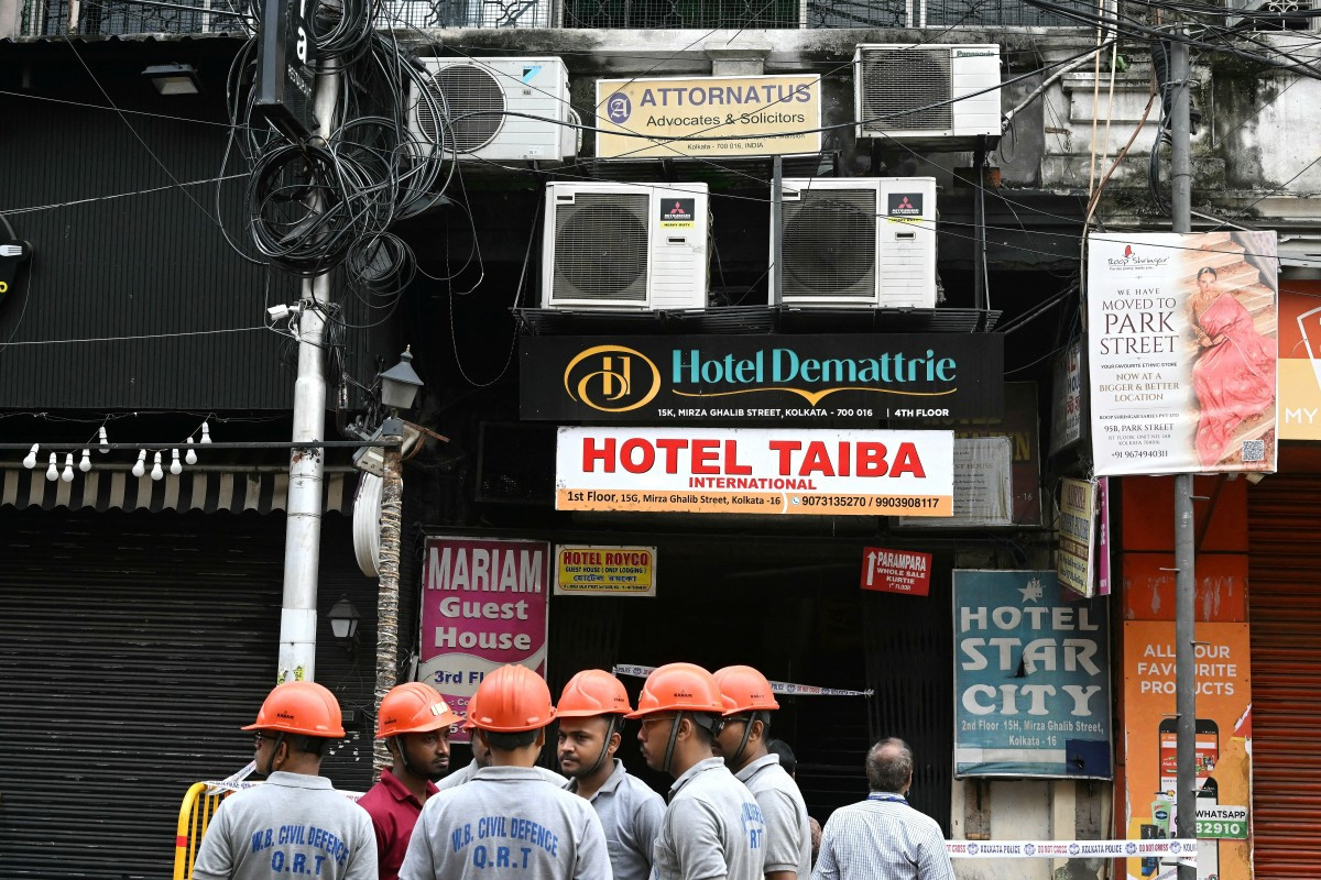  Integrantes da defesa civil no local de um incêndio em um hotel em Calcutá, no leste da Índia/DIBYANGSHU SARKAR / AFP