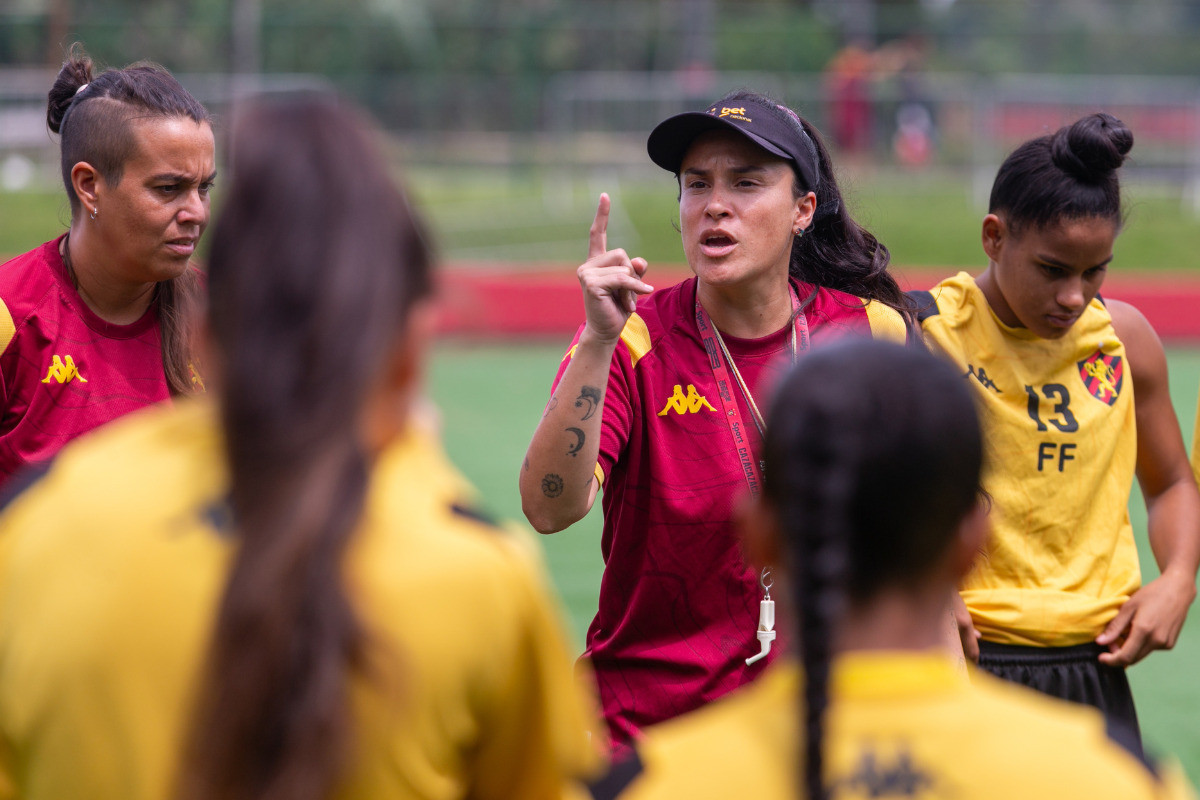Macarena Deichler motivando atletas durante treino/Rafael Vieira/DP Foto