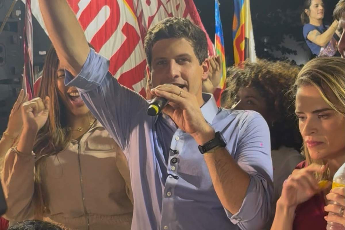 João Campos durante ato de campanha na Mustardinha/Foto: Amauri Lins/DP
