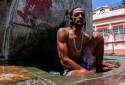 Pessoas em situa&ccedil;&atilde;o de rua contam com Bica de S&atilde;o Pedro para realizar higiene pessoal - Rafael Vieira/DP Foto