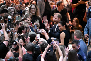 O pr&iacute;ncipe Harry e sua esposa Meghan, duque e duquesa de Sussex, na Austr&aacute;lia, em abril de 2026