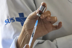 At&eacute; a &uacute;ltima ter&ccedil;a-feira (18), o Minist&eacute;rio da Sa&uacute;de havia distribu&iacute;do mais de 180 milh&otilde;es de doses para garantir a vacina&ccedil;&atilde;o