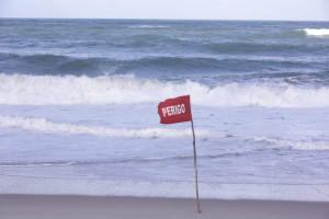 Praia de Maraca&iacute;pe possui bandeiras alertando sobre perigo do mar