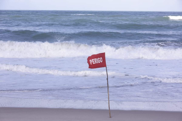 Praia de Maracaípe possui bandeiras alertando sobre perigo do mar (Foto: Mauricio Ferry/DP Foto)