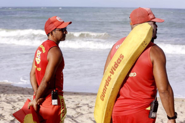 Bombeiros atuam, principalmente, na prevenção de acidentes no mar em Maracaípe (Foto: Mauricio Ferry/DP Foto)