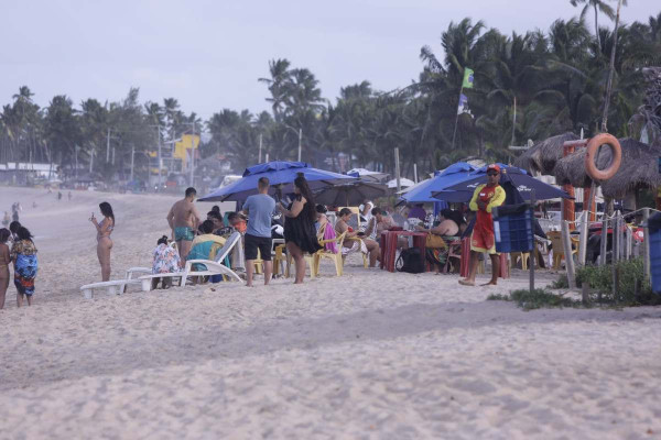 Turistas em praia de Maracaípe (Foto: Mauricio Ferry/DP Foto)