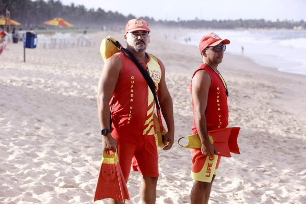 Bombeiros em Maracaípe destacam que turistas insistem em entrar no mar, mesmo com fortes ondas (Foto: Mauricio Ferry/DP Foto)