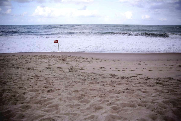 Praia de Maracaípe tem fortes ondas (Foto: Mauricio Ferry/DP Foto)