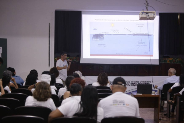 Seminário reuniu pesquisadores, pescadores e representantes de organizações sociais para discutir os impactos do petróleo nos territórios pesqueiros (Foto: Mauricio Ferry/DP Foto)