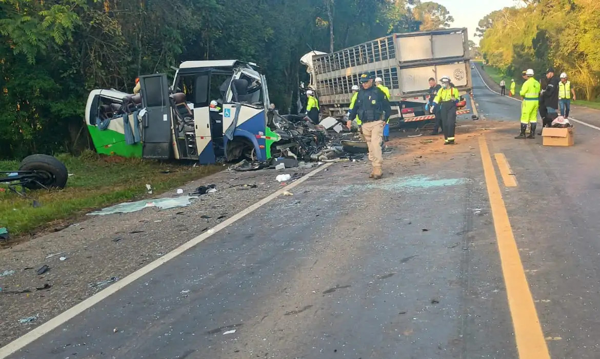 Carreta e micro-ônibus que levava pacientes para centro médico colidiram nesta madrugada na BR-377/CORTESIA/VIA ARAUCÁRIA