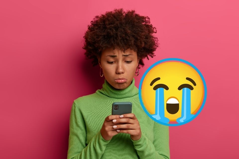Embora o emoji represente choro, ele é utilizado em diferentes situações /Freepik