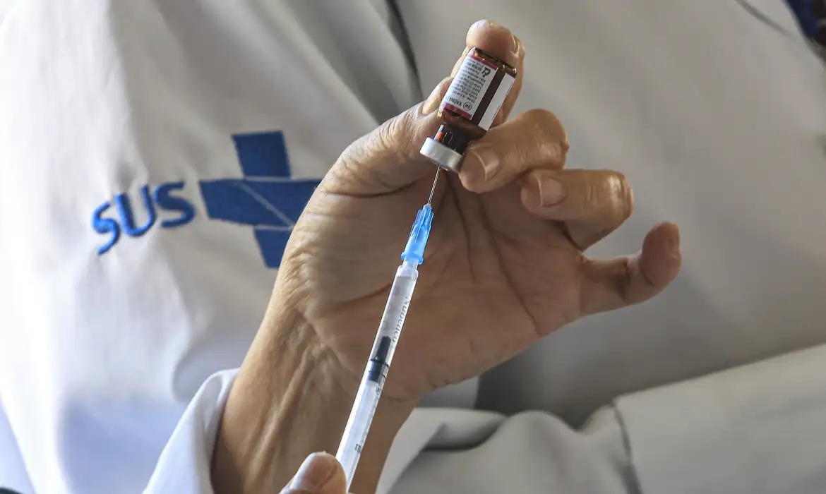 Até a última terça-feira (18), o Ministério da Saúde havia distribuído mais de 180 milhões de doses para garantir a vacinação/Paulo Pinto/Agência Brasil