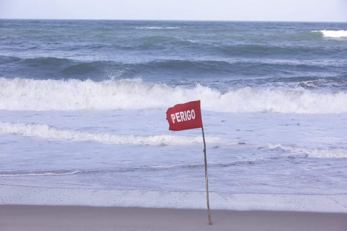 Praia de Maracaípe possui bandeiras alertando sobre perigo do mar/Foto: Mauricio Ferry/DP Foto