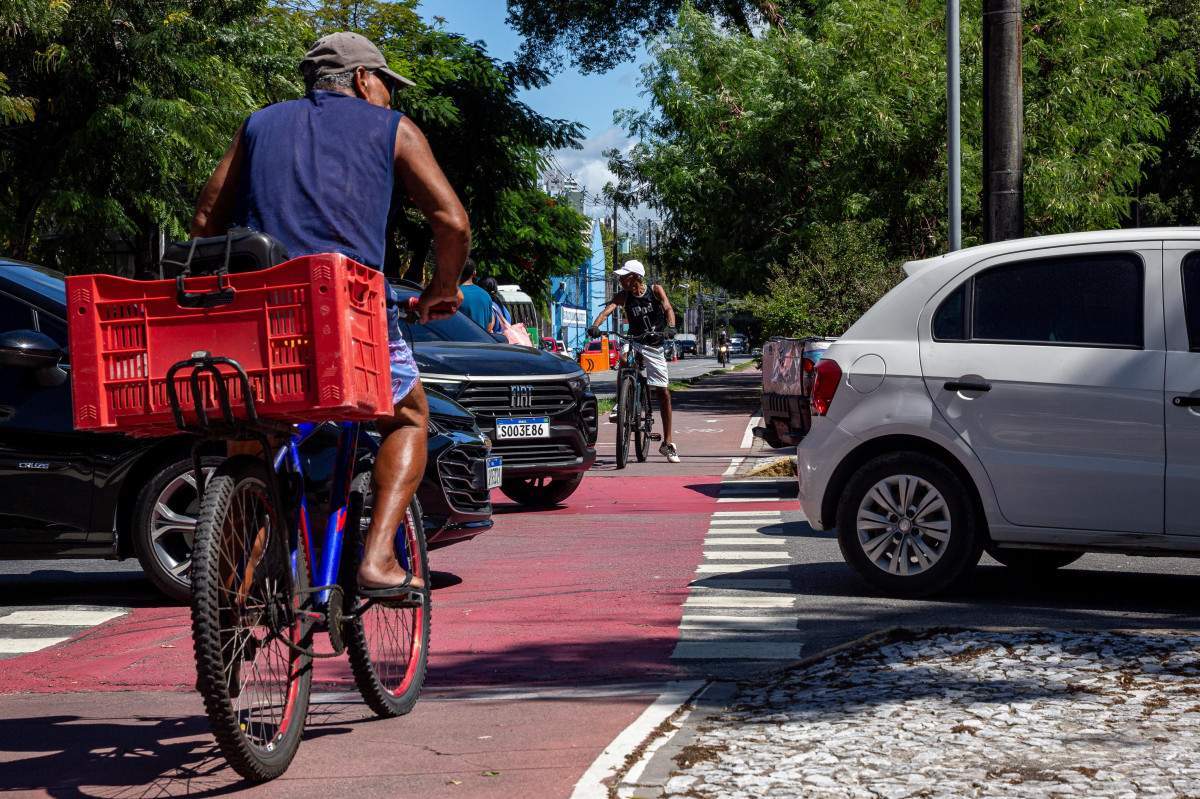 Pessoas se locomovendo de bicicleta/Rafael Vieira/DP Foto