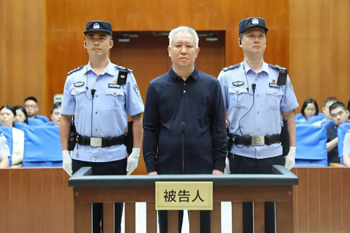 Xu Jiayin, ao centro, durante um julgamento em que foi condenado a prisão perpétua, em Shenzhen, na província de Guangdong/ AFP