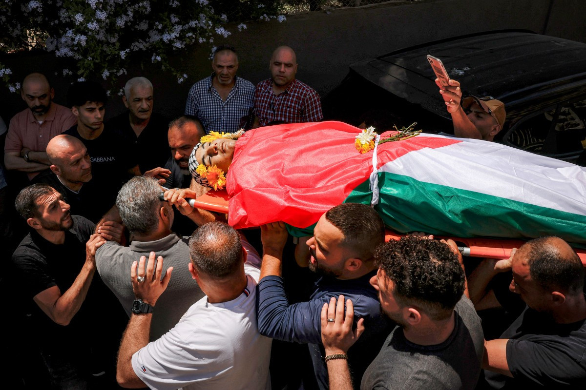 Cortejo fúnebre do palestino Salim Fuqaha, de 17 anos. Corpo estava retido pelas autoridades israelenses desde  16 de março, na Cisjordânia/Zain Jaafar/AFP