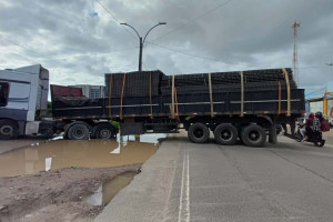 Ve&iacute;culo est&aacute; atravessado na BR-101 Sul