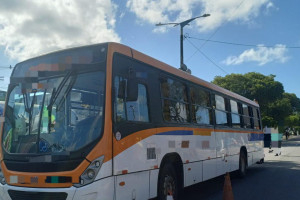 Homem &eacute; atropelado por &ocirc;nibus e morre na BR-101, em Abreu e Lima