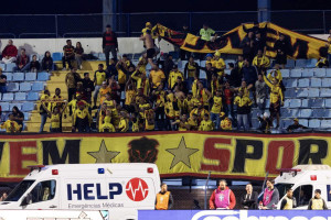 Torcida organizada do Sport nas arquibancadas da Ressacada, est&aacute;dio do Ava&iacute;, em jogo da S&eacute;rie B