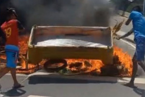 Moradores do Papel&atilde;o interditam Ponte Joaquim Cardozo durante protesto por poste ca&iacute;do
